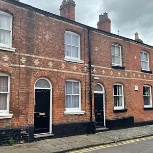 - Lovely 2 Bedroom House In The Heart Of Holiday home