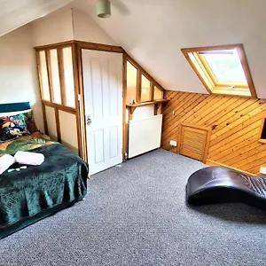 Lovely Spacious 5 Bedroom Near City Centre Apartment
